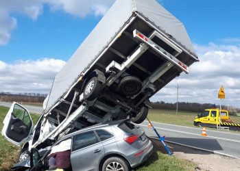 Nietypowy finał wypadku drogowego. Samochód dostawczy stanął w pionie [FOTO]