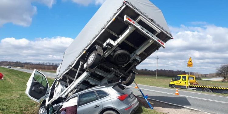 Nietypowy finał wypadku drogowego. Samochód dostawczy stanął w pionie [FOTO]