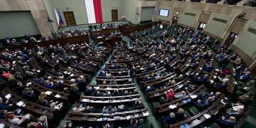 Sondaż: Prawo i Sprawiedliwość na czele. Siedem formacji w Sejmie