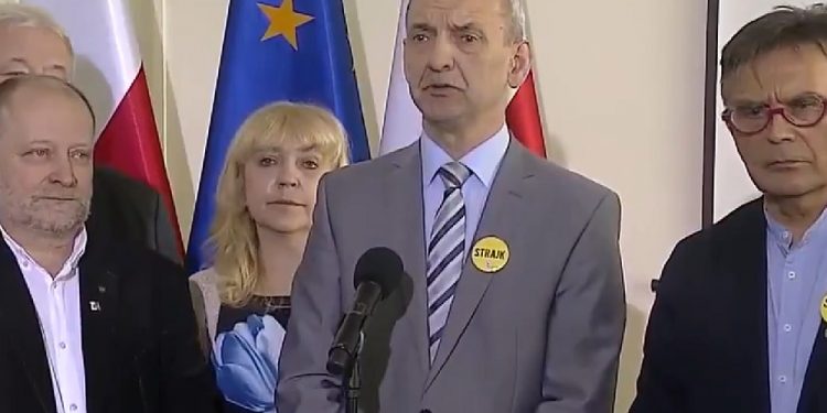 Nauczyciele powinni protestować? Planowany strajk podzielił internautów