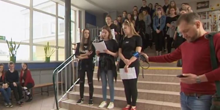 Strajk nauczycieli. Uczennica ze łzami w oczach prosi o jego zakończenie