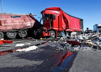 Zderzenie dwóch tirów. Jeden przewoził wódkę, drugi likier. Rozbiło się 20 tysięcy butelek [FOTO]