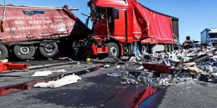 Zderzenie dwóch tirów. Jeden przewoził wódkę, drugi likier. Rozbiło się 20 tysięcy butelek [FOTO]