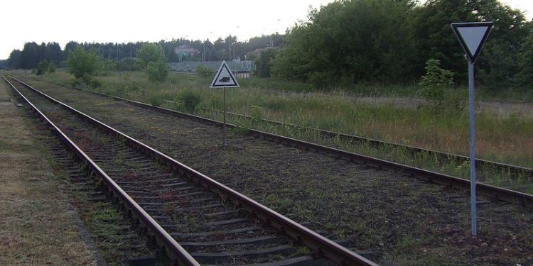 Ściągnął 16-latka z torów. Kilkanaście sekund później przejechał pociąg
