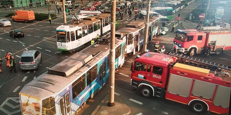 Szczecin: Tramwaj zderzył się czołowo z autobusem. Kilkanaście osób rannych [FOTO]