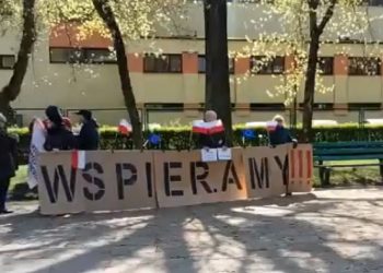 Egzamin gimnazjalny, a w tle… odgłosy trzody chlewnej. To nagranie zbulwersowało internautów