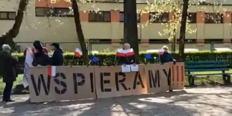 Egzamin gimnazjalny, a w tle… odgłosy trzody chlewnej. To nagranie zbulwersowało internautów