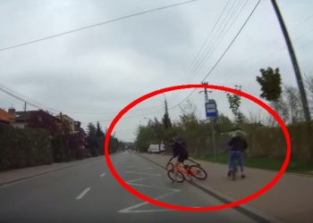 Wepchnął kolegę pod samochód. Kierowca wykazał się refleksem [WIDEO]