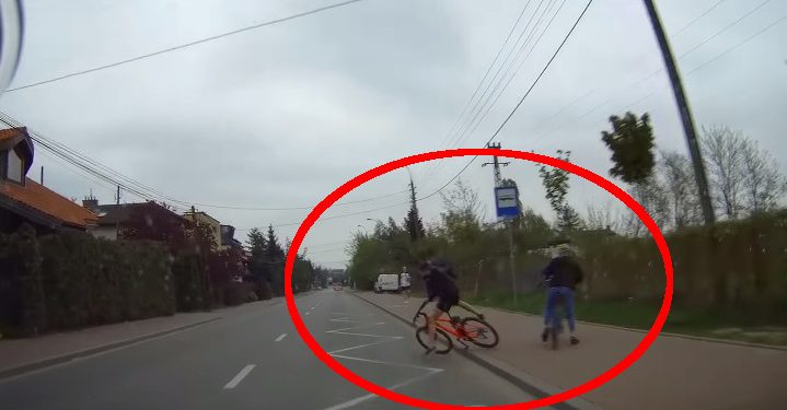 Wepchnął kolegę pod samochód. Kierowca wykazał się refleksem [WIDEO]