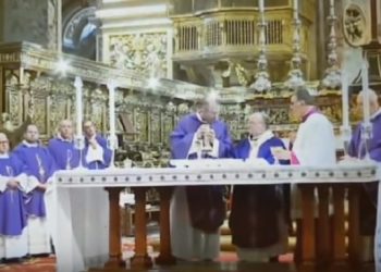 Whisky zamiast wina. Zaskoczony ksiądz przerwał mszę [WIDEO]