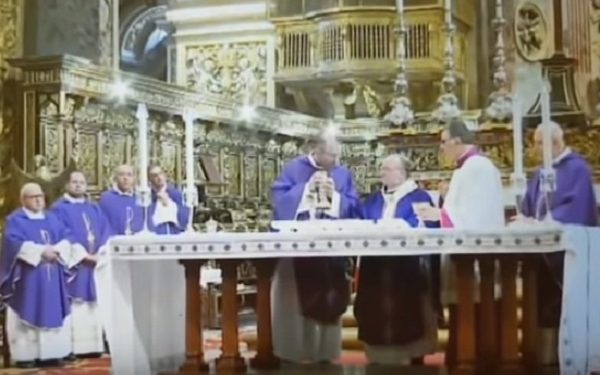 Whisky zamiast wina. Zaskoczony ksiądz przerwał mszę [WIDEO]