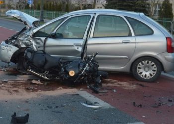 Tragiczny finał zderzenia w Dęblinie. Nie żyje motocyklista [FOTO]