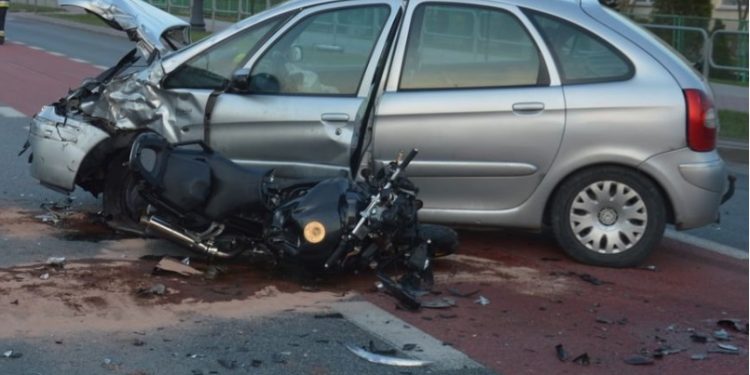 Tragiczny finał zderzenia w Dęblinie. Nie żyje motocyklista [FOTO]