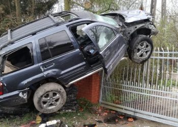 Pijany kierowca staranował ogrodzenie posesji. Samochód zawisł na bramie [FOTO]