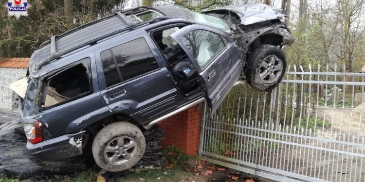 Pijany kierowca staranował ogrodzenie posesji. Samochód zawisł na bramie [FOTO]