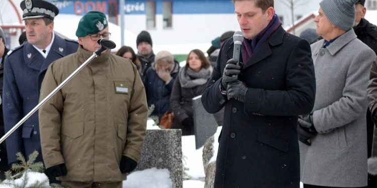 Konstytucja ważniejsza niż Biblia? Polityk PiS odpowiada Biedroniowi