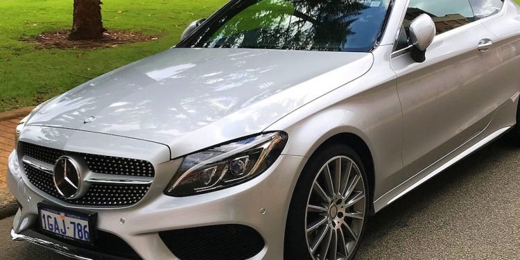 Impreza będzie go drogo kosztować. Rzucił butelką i…