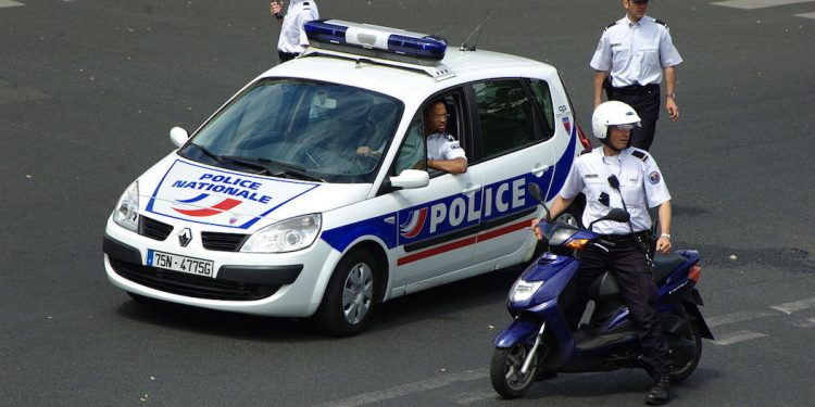 Francja: Napastnik wziął zakładników