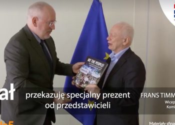 Michał Boni wręczył prezent Timmermansowi [WIDEO]