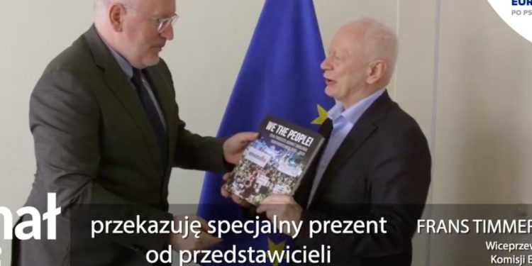 Michał Boni wręczył prezent Timmermansowi [WIDEO]