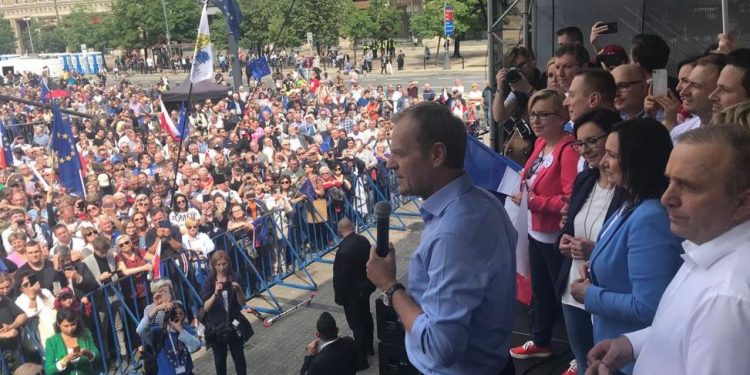 Donald Tusk odpowiedział Kaczyńskiemu. Mocne słowa na marszu KE