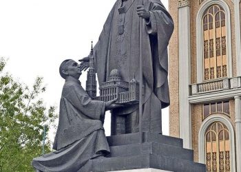 Ks. Eugeniusz Makulski w filmie Sekielskiego. Co z jego pomnikiem?