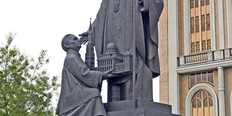 Ks. Eugeniusz Makulski w filmie Sekielskiego. Co z jego pomnikiem?