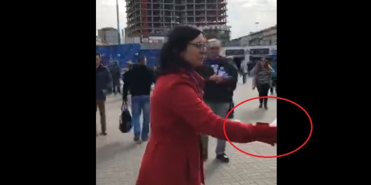 Gasiuk-Pihowicz rozdawała ulotki. „Nie chwaliłbym się tym filmikiem”