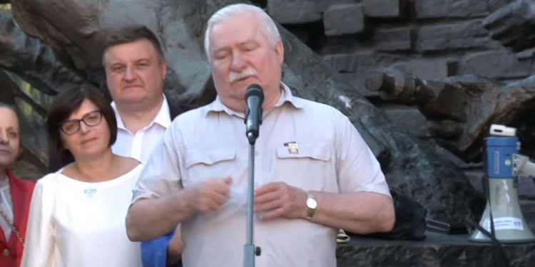 Lech Wałęsa zagłosował w wyborach. Wywołał kontrowersje