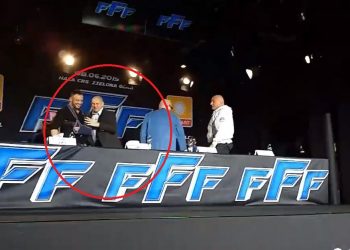 Trybson wyśmiał Najmana na konferencji. Przekazał mu wino [WIDEO]