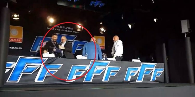 Trybson wyśmiał Najmana na konferencji. Przekazał mu wino [WIDEO]