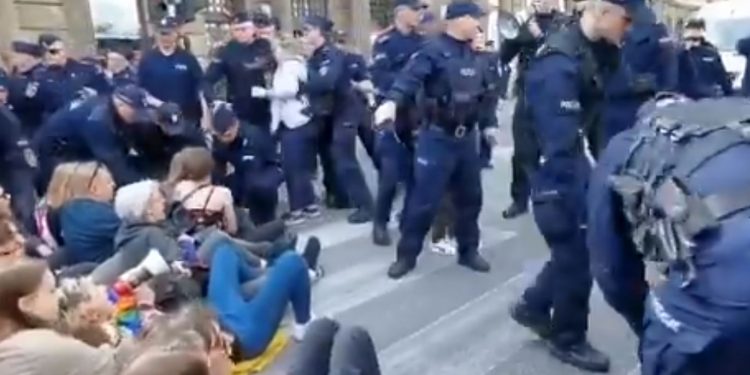 Marsz Suwerenności: Antifa próbowała zablokować wydarzenie [WIDEO]