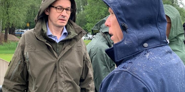 Morawiecki: „Módlmy się, żeby deszcz przestał padać”