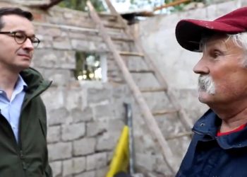 Morawiecki rozmawia z poszkodowanym rolnikiem [WIDEO]