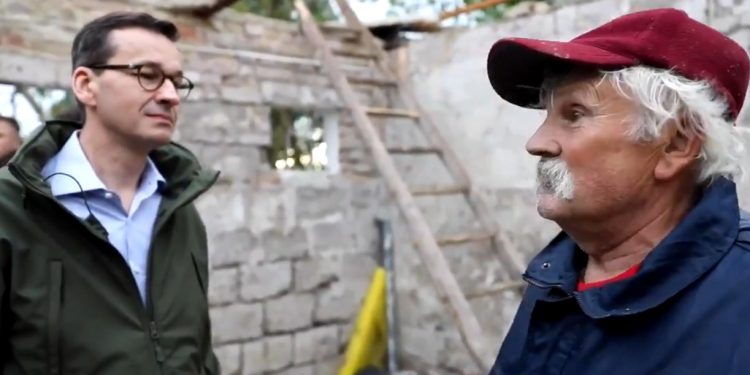 Morawiecki rozmawia z poszkodowanym rolnikiem [WIDEO]