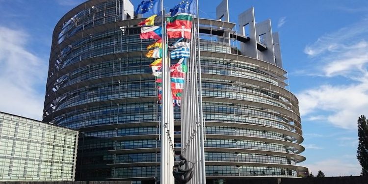 Najnowszy sondaż. PiS ucieka KE, Konfederacja nad progiem