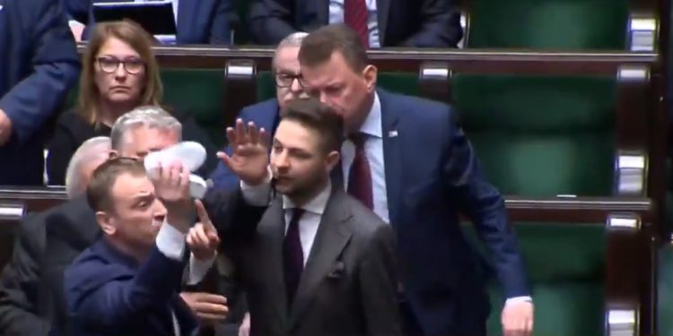 Nitras podszedł do Kaczyńskiego. Interweniował Suski i Jaki