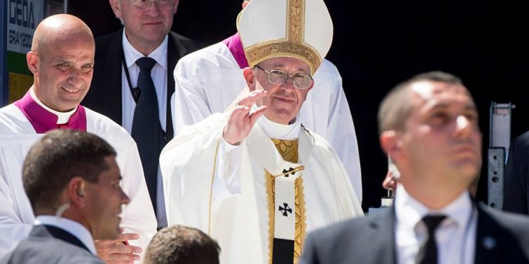 Zmiany w „Ojcze Nasz”. Papież tłumaczy