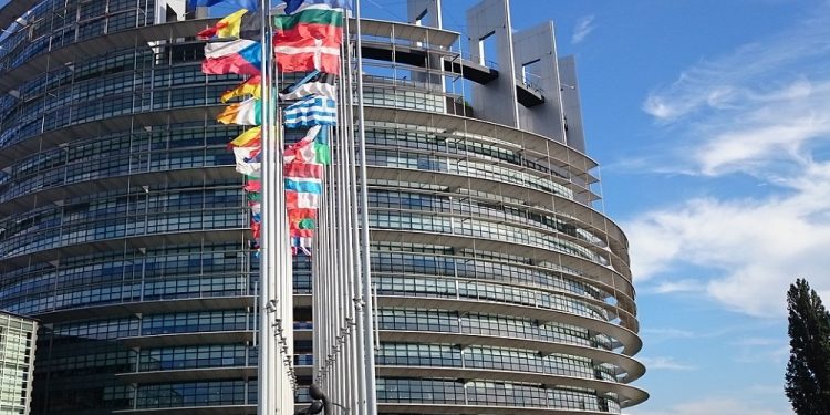 Najnowszy sondaż: PiS przegrywa. Cztery partie przekraczają próg wyborczy