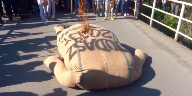 Co Polacy myślą o spaleniu kukły Judasza?