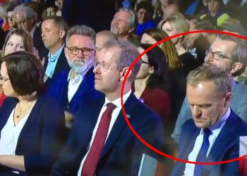 Tusk nie był zadowolony ze słów Jażdżewskiego? Mina wiele tłumaczy