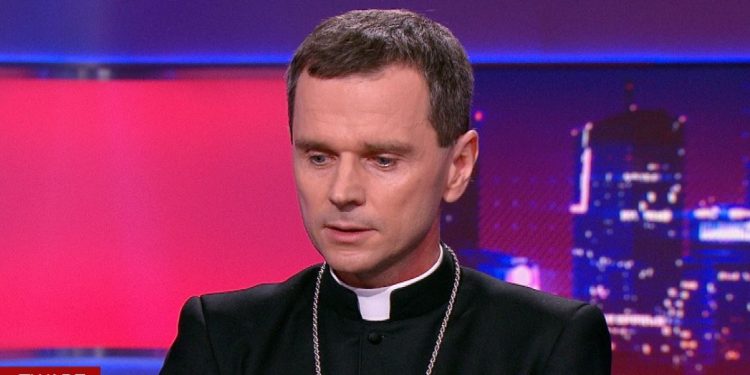 Biskup Mirosław Milewski o „Tylko nie mów nikomu”. Wywołał kontrowersje