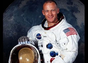 Był na Księżycu. Teraz uważa, że ludzie powinni wyemigrować na inną planetę