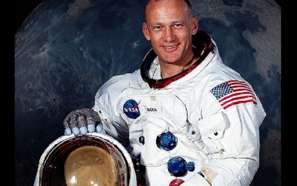 Był na Księżycu. Teraz uważa, że ludzie powinni wyemigrować na inną planetę