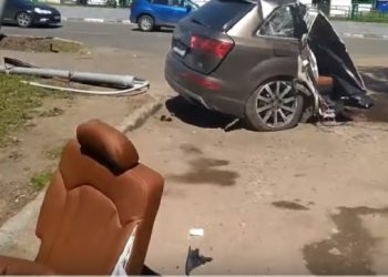 Audi rozerwane na pół. Zaskakujące okoliczności wypadku [WIDEO]