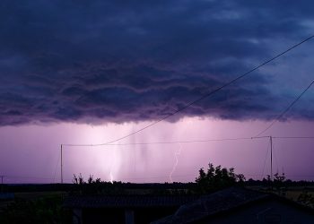 RCB rozsyła SMS-y z ostrzeżeniem. „Jeśli możesz, zostań w domu”