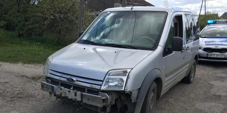 Przewoził dwa cielaki w bagażniku. Tłumaczenie zaskakuje