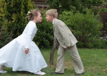 Ekspert ujawnia, ile kosztuje organizacja pierwszej komunii