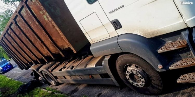 Śląsk: Stracił oponę w ciężarówce, ale nie reagował. Kierowca zniszczył kilka kilometrów drogi