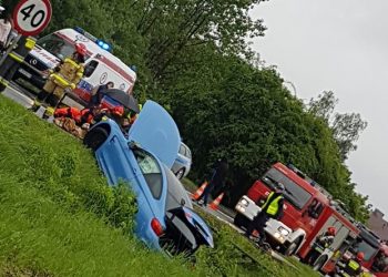 Kraków. Kierowca BMW wjechał w przystanek. Są ranni